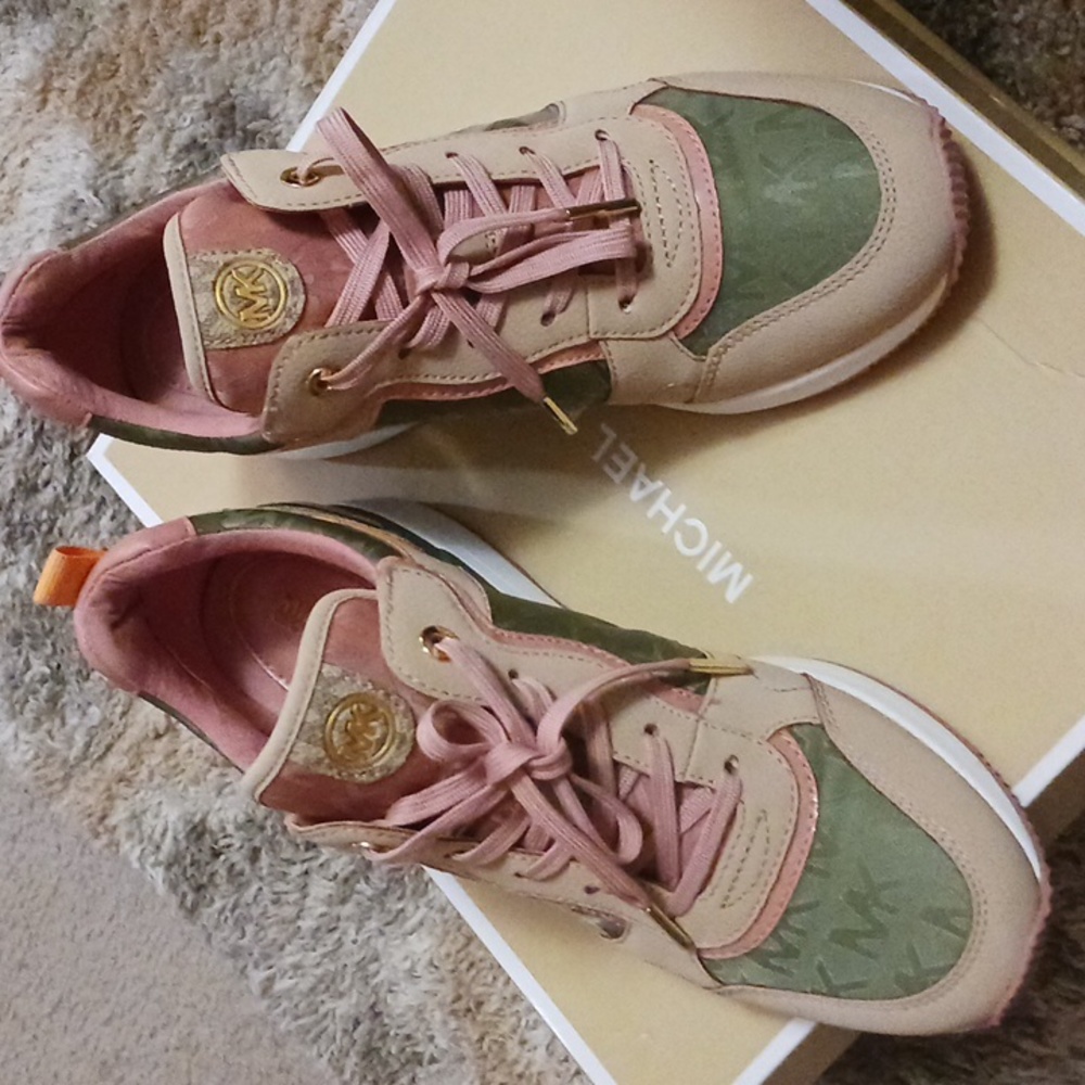Tennis shoes